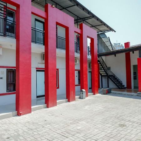 Отель Reddoorz Syariah Near Alun Alun Tegal Экстерьер фото