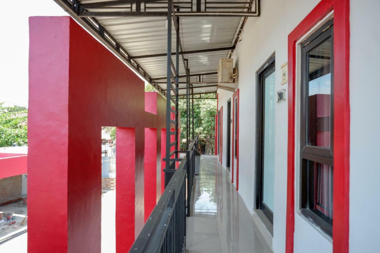 Отель Reddoorz Syariah Near Alun Alun Tegal Экстерьер фото