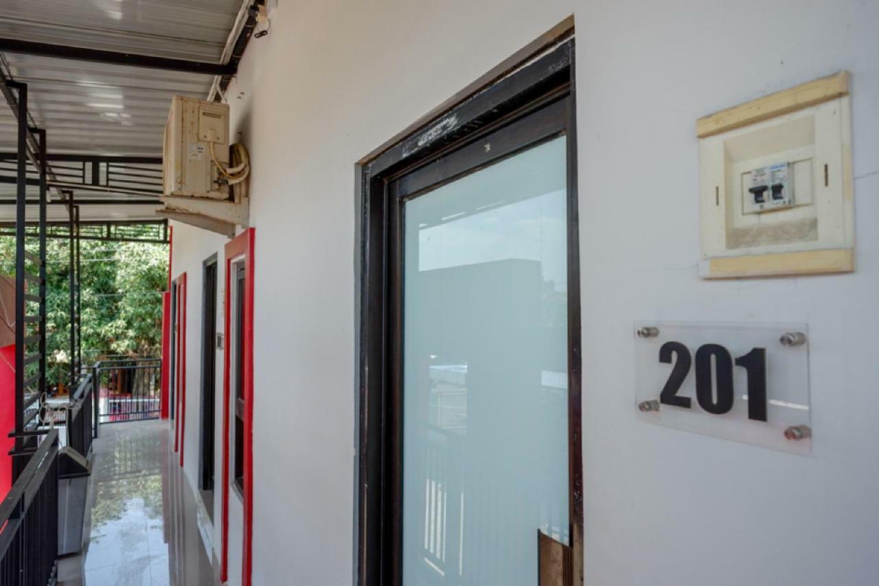 Отель Reddoorz Syariah Near Alun Alun Tegal Экстерьер фото