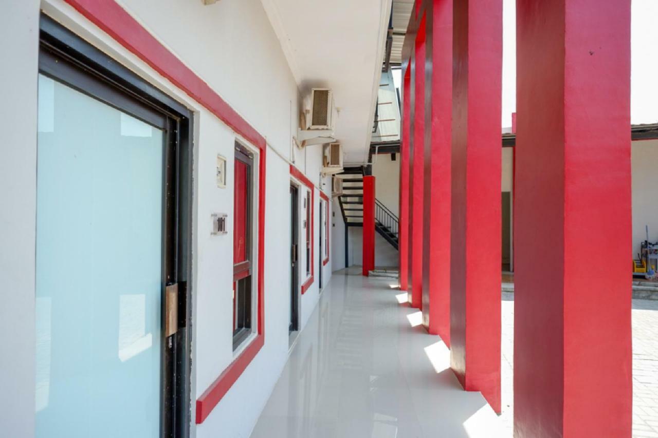 Отель Reddoorz Syariah Near Alun Alun Tegal Экстерьер фото