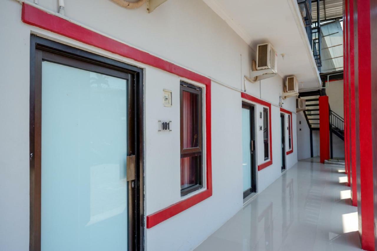 Отель Reddoorz Syariah Near Alun Alun Tegal Экстерьер фото