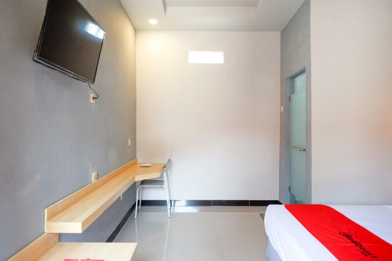 Отель Reddoorz Syariah Near Alun Alun Tegal Экстерьер фото